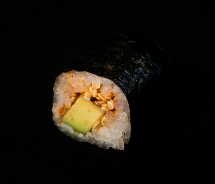 Spicy avocado maki (H12)